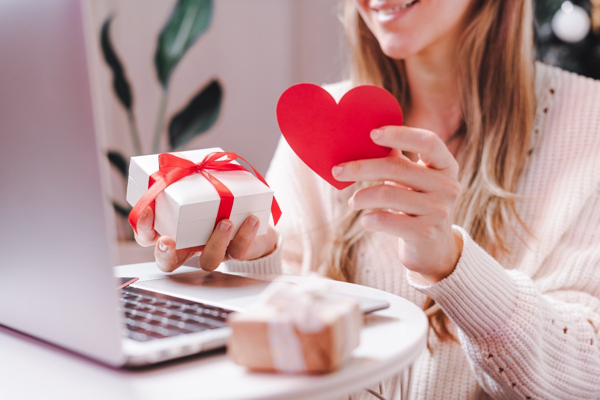 Frau-Online-Shopping-Valentinstag